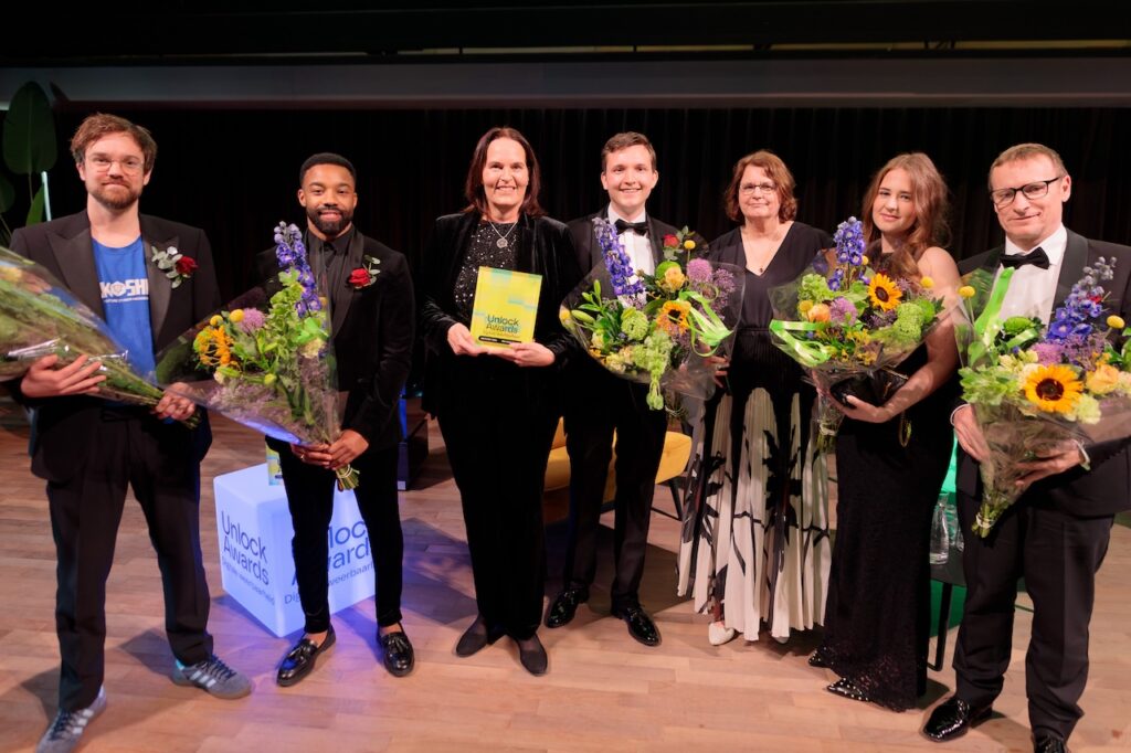 Van links naar rechts: Tim Murck (Hackshield), Lorenzo Elstak (Roffa Rakkies), Astrid de Jong (VAR), Rom Weijers (CCV), Adine Wempe-Kalff (ING), Knolls (Echt Niet Vandaag), Henk van Ee (Stichting Cyberbrein).